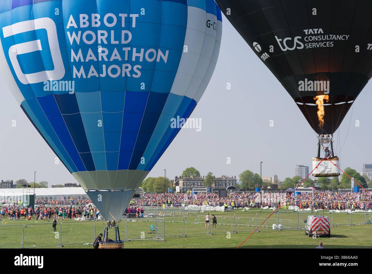 Zwei Heißluftballons heißen alle TCS Marathonläufer zu den Startpunkten im Greenwich Park, Blackheath Park England, UK, willkommen Stockfoto