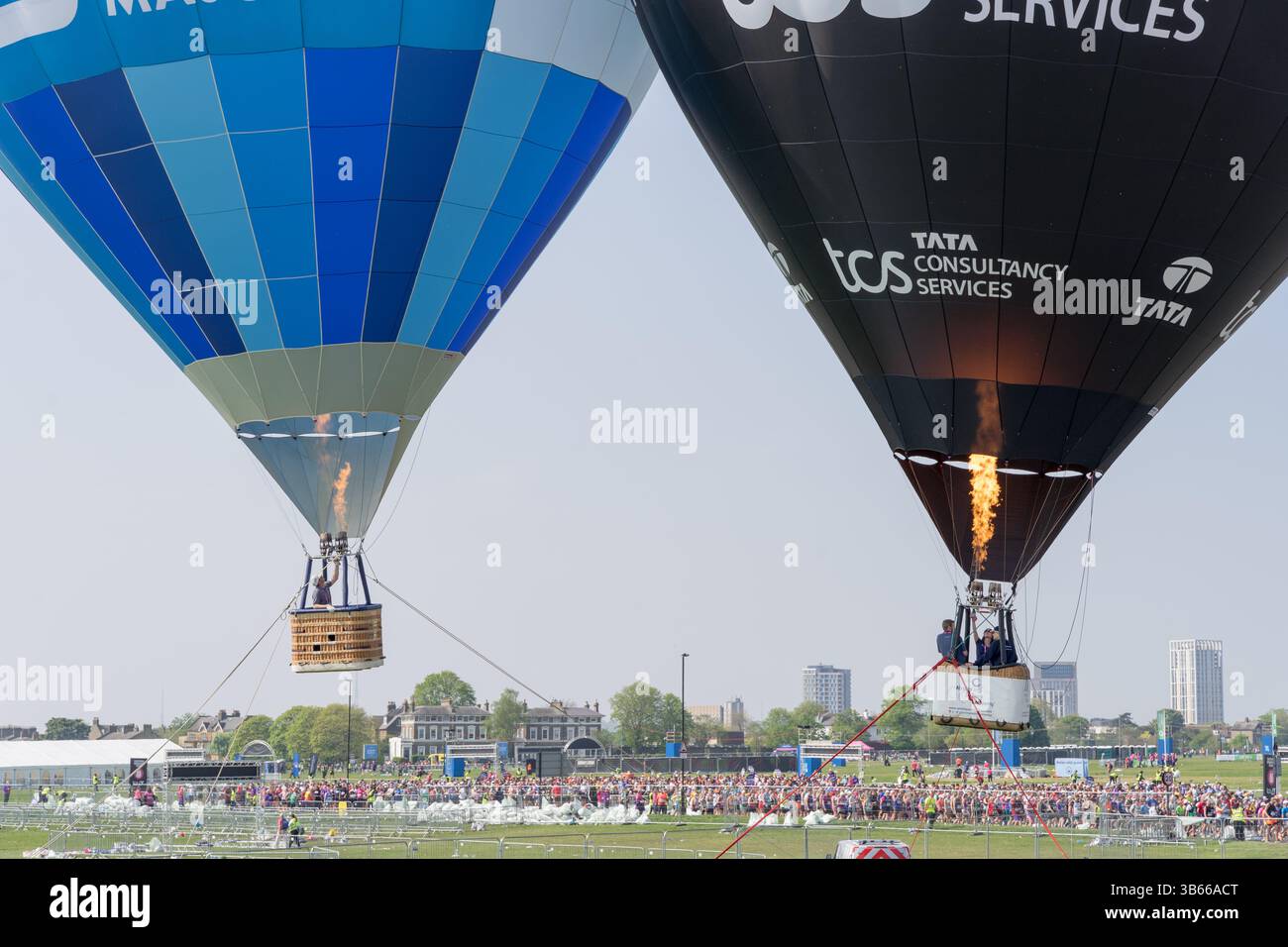 Zwei Heißluftballons begrüßten die Läufer des TCS Marathon an den Startpunkten in Greenwich Park und Blackheath, England, Großbritannien. Stockfoto
