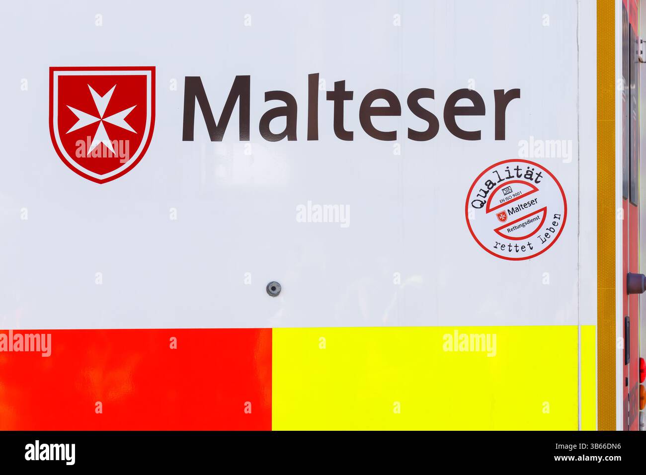 Nürnberg, deutschland, 2. März 2025: Nahaufnahme eines Fahrzeugs mit „Malteser“-Text, einem roten Schild mit Kreuz und einem runden „Qualität“-Siegel Stockfoto