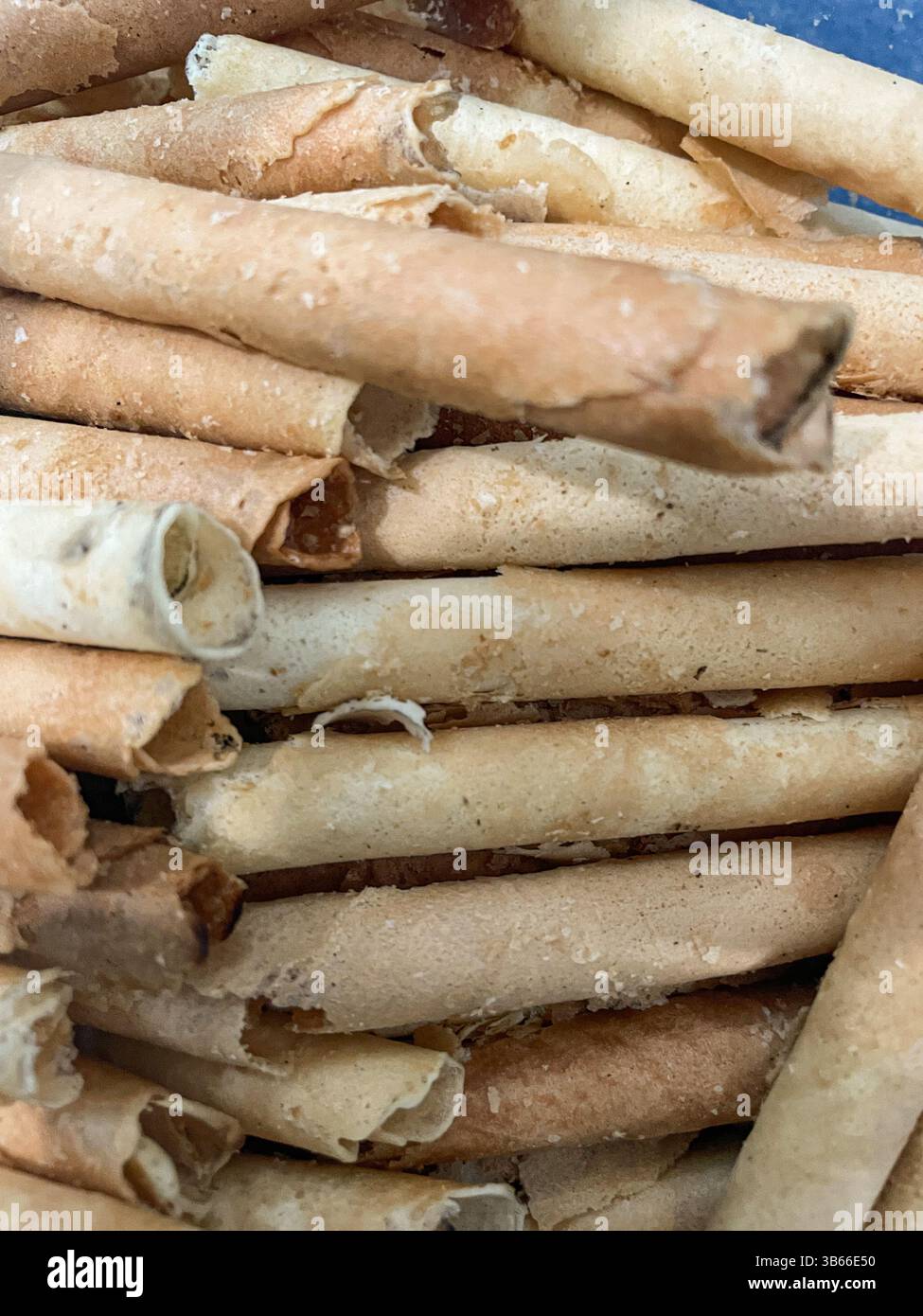 Nahaufnahme von Waffeleierrollen oder Kue Semprong als Essenshintergrund - Smartphone-aufgenommenes Stockfoto
