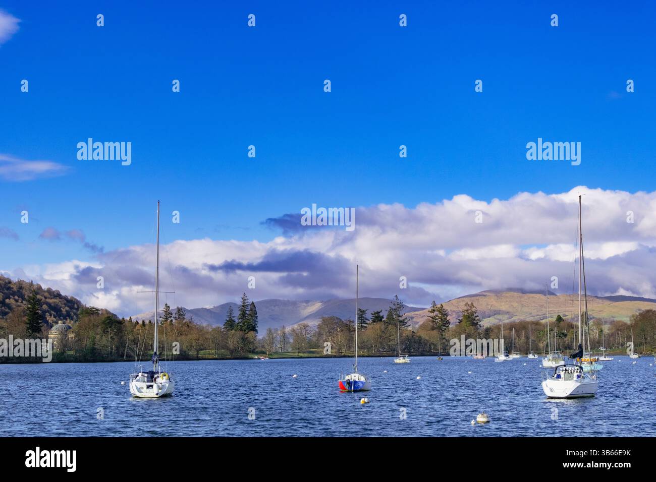 Blick nach Norden entlang des Lake Windermere bis zum Fairfield Horseshoe im Lake District National Park. Bowness on Wndermere, Cumbria, England, Großbritannien Stockfoto