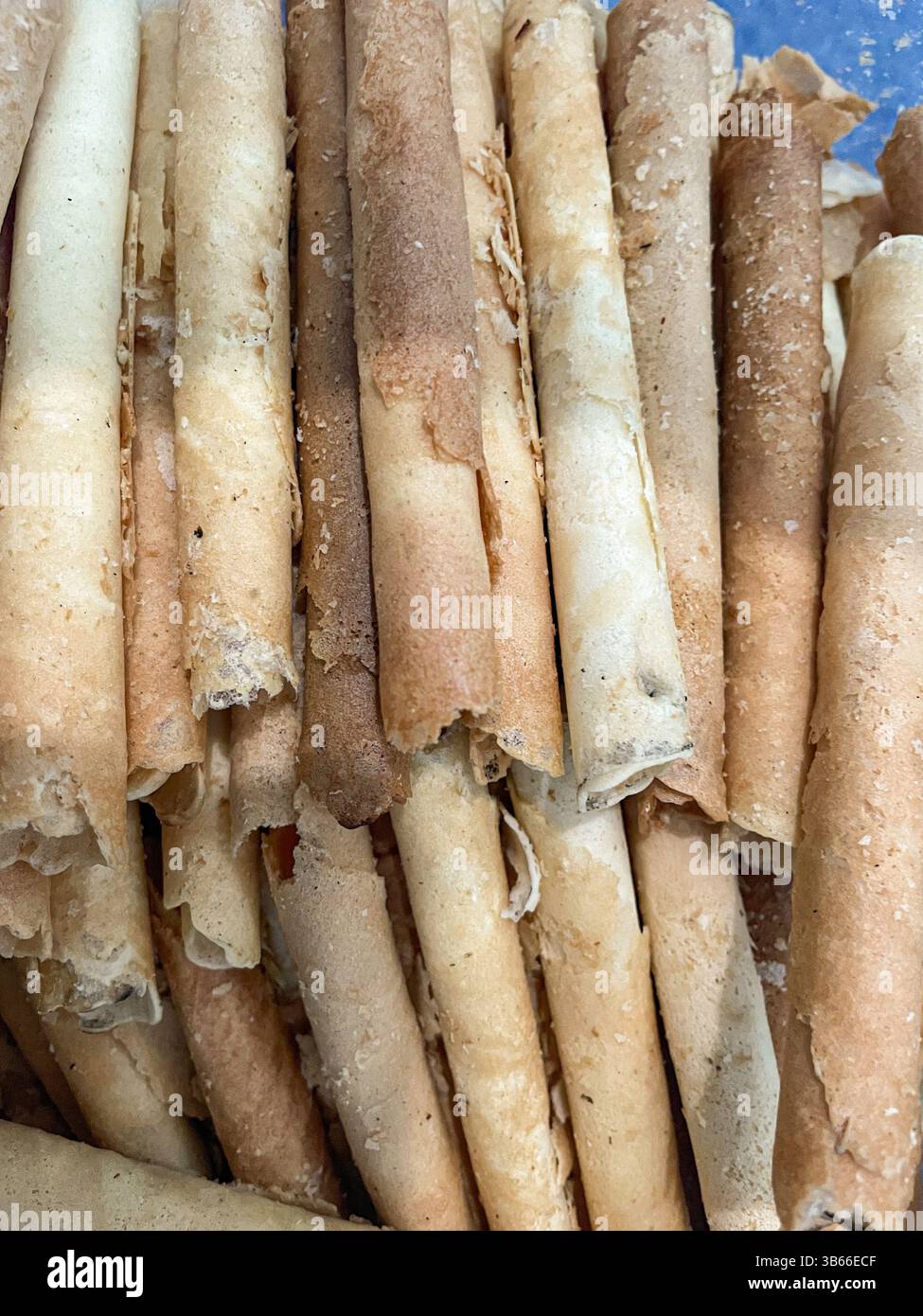 Nahaufnahme von Waffeleierrollen oder Kue Semprong als Essenshintergrund - Smartphone-aufgenommenes Stockfoto