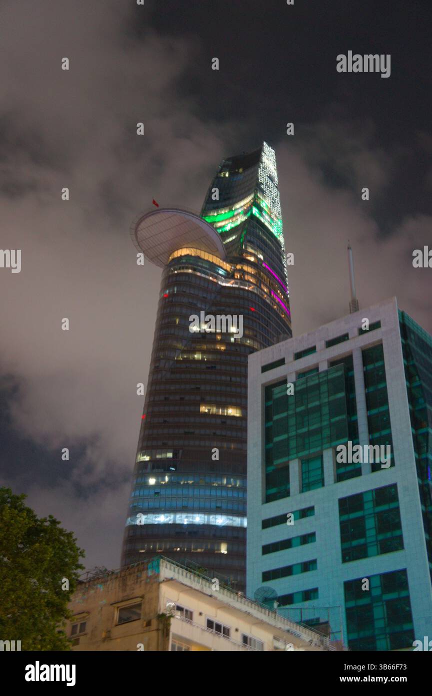Der ikonische Bitexco Financial Tower steht in Ho-Chi-Minh-Stadt, Vietnams modernem Finanzviertel, hell beleuchtet vor dem Nachthimmel. Stockfoto