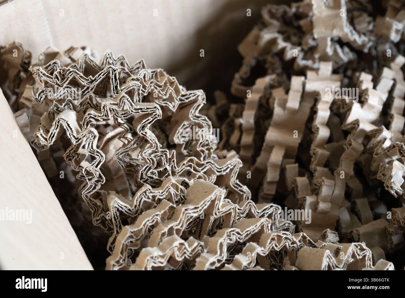 Nachhaltige, kunststofffreie, recycelte Spezialkartonverpackung in einer Amazon-Verpackung, Großbritannien. Konzept: Nachhaltigkeit, recycelbares, recyceltes Papier Stockfoto