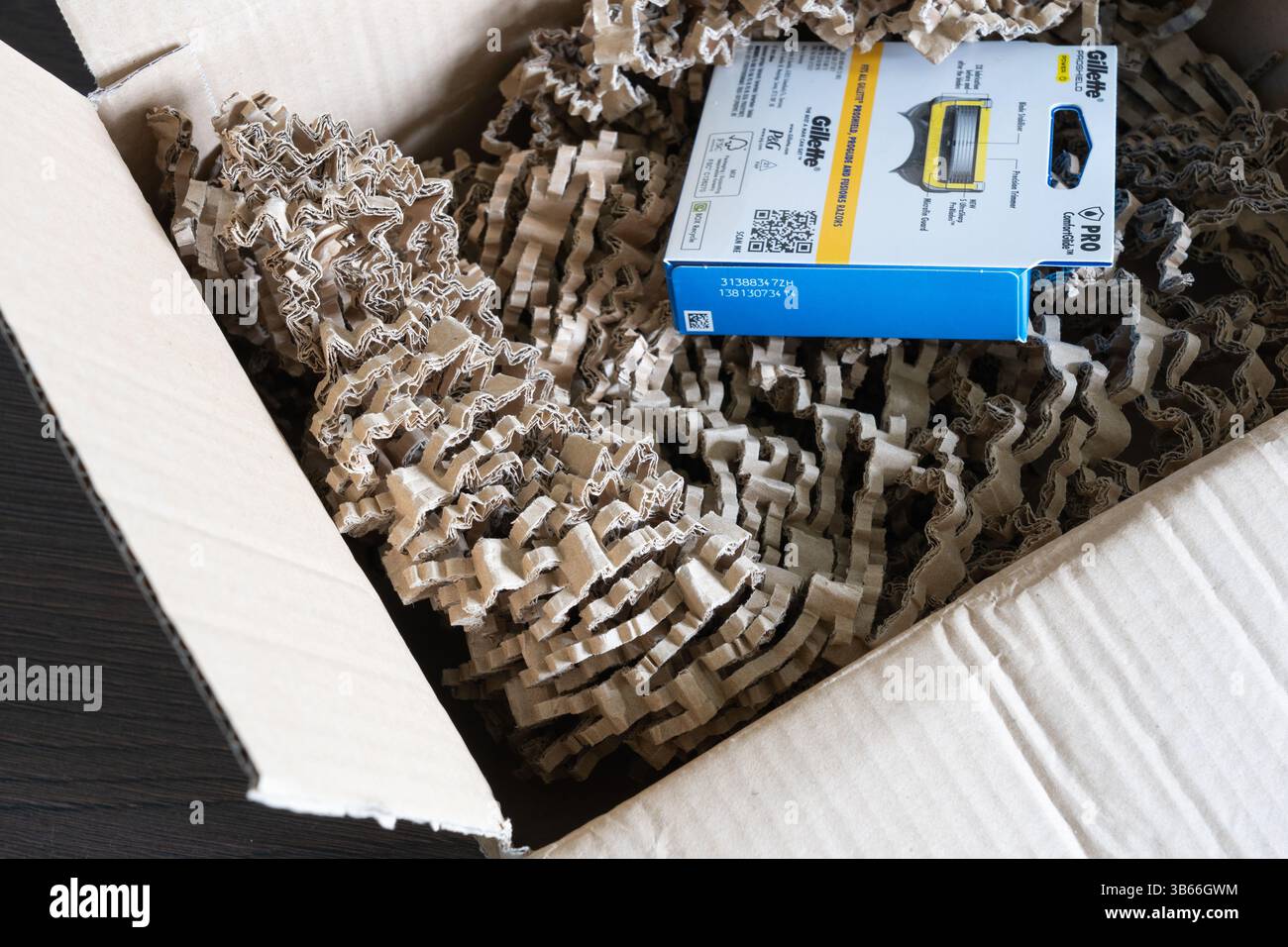 Nachhaltige, kunststofffreie, recycelte Spezialkartonverpackung in einer Amazon-Verpackung, Großbritannien. Konzept: Nachhaltigkeit, recycelbares, recyceltes Papier Stockfoto