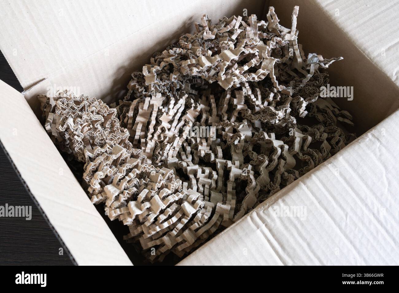 Nachhaltige, kunststofffreie, recycelte Spezialkartonverpackung in einer Amazon-Verpackung, Großbritannien. Konzept: Nachhaltigkeit, recycelbares, recyceltes Papier Stockfoto