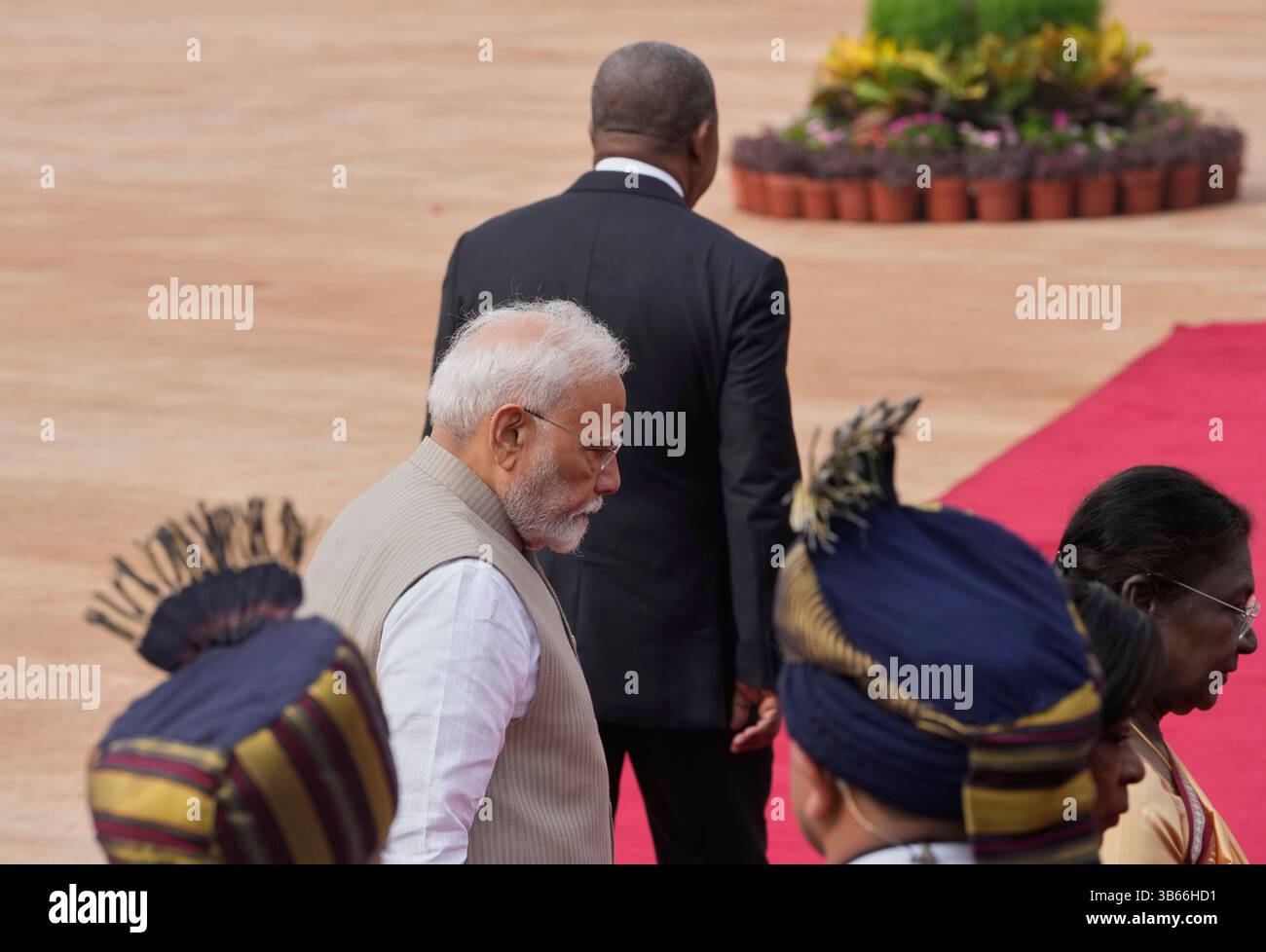 Indian Prime Minister Narendra Modi, center, and Indian President Droupadi Murmu, right walk towards their seat as Angola's President João Lourenco, center top, leaves to inspect a guard of honor during his ceremonial reception at the forecourt of the Indian presidential palace in New Delhi, India, Saturday, May 3, 2025.(AP Photo/Manish Swarup) Stockfoto