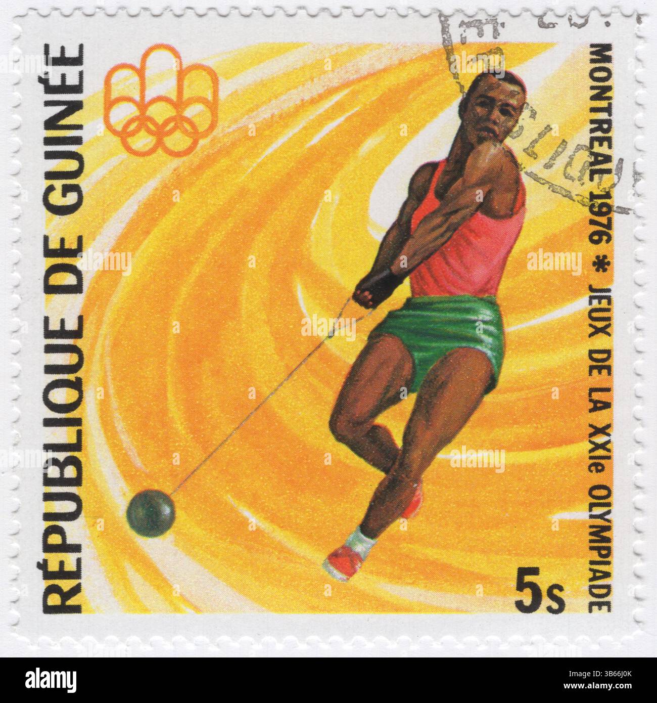 GUINEA - 17. Mai 1976: 5 Syli gelbe und mehrfarbige Briefmarke mit dem Emblem der Olympischen Spiele in Montreal und dem Hammerwurf. 21. Olympische Spiele, Montreal, Kanada, 17. Juli bis 1. August. Guinea hat seit 1968 außer 1972 und 1976 zu allen Olympischen Sommerspielen Athleten geschickt, obwohl das Land nie eine Olympische Medaille gewonnen hat. Keine Athleten aus Guinea haben an den Olympischen Winterspielen teilgenommen. Das nationale Olympische Komitee wurde 1964 gegründet und 1965 vom Internationalen Olympischen Komitee anerkannt Stockfoto