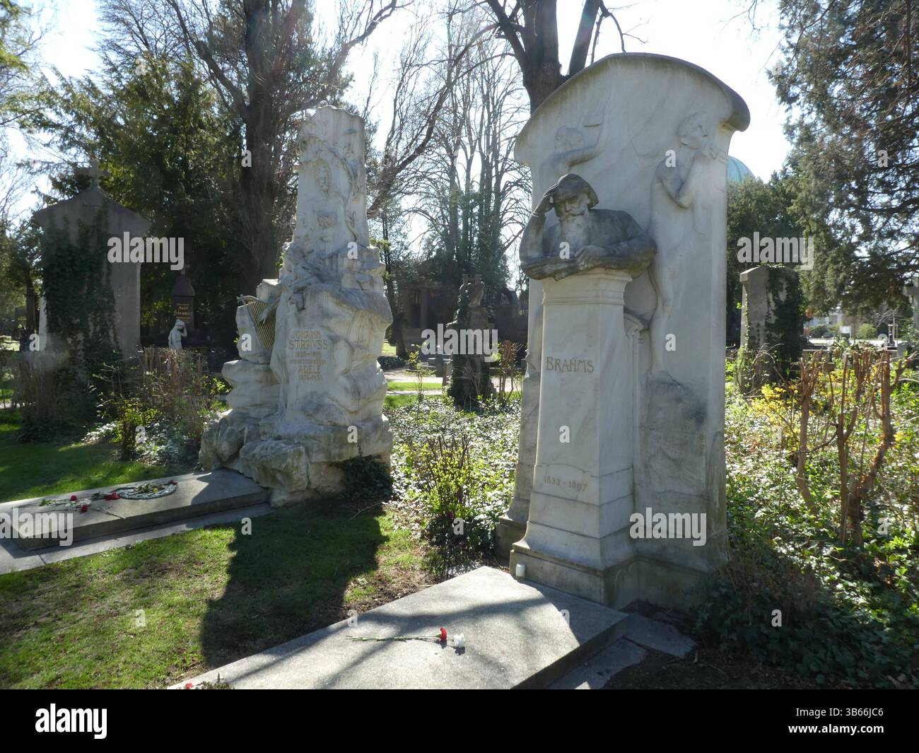 Grab von Johannes Brahms, links daneben Johann Strauss Deutscher Komponist, Pianist und Dirigent, verstorben 1897 *** Grab von Johannes Brahms, links Johann Strauss deutscher Komponist, Pianist und Dirigent, verstorben 1897 Copyright: XStopperx/xEibner-Pressefotox EP asr Stockfoto