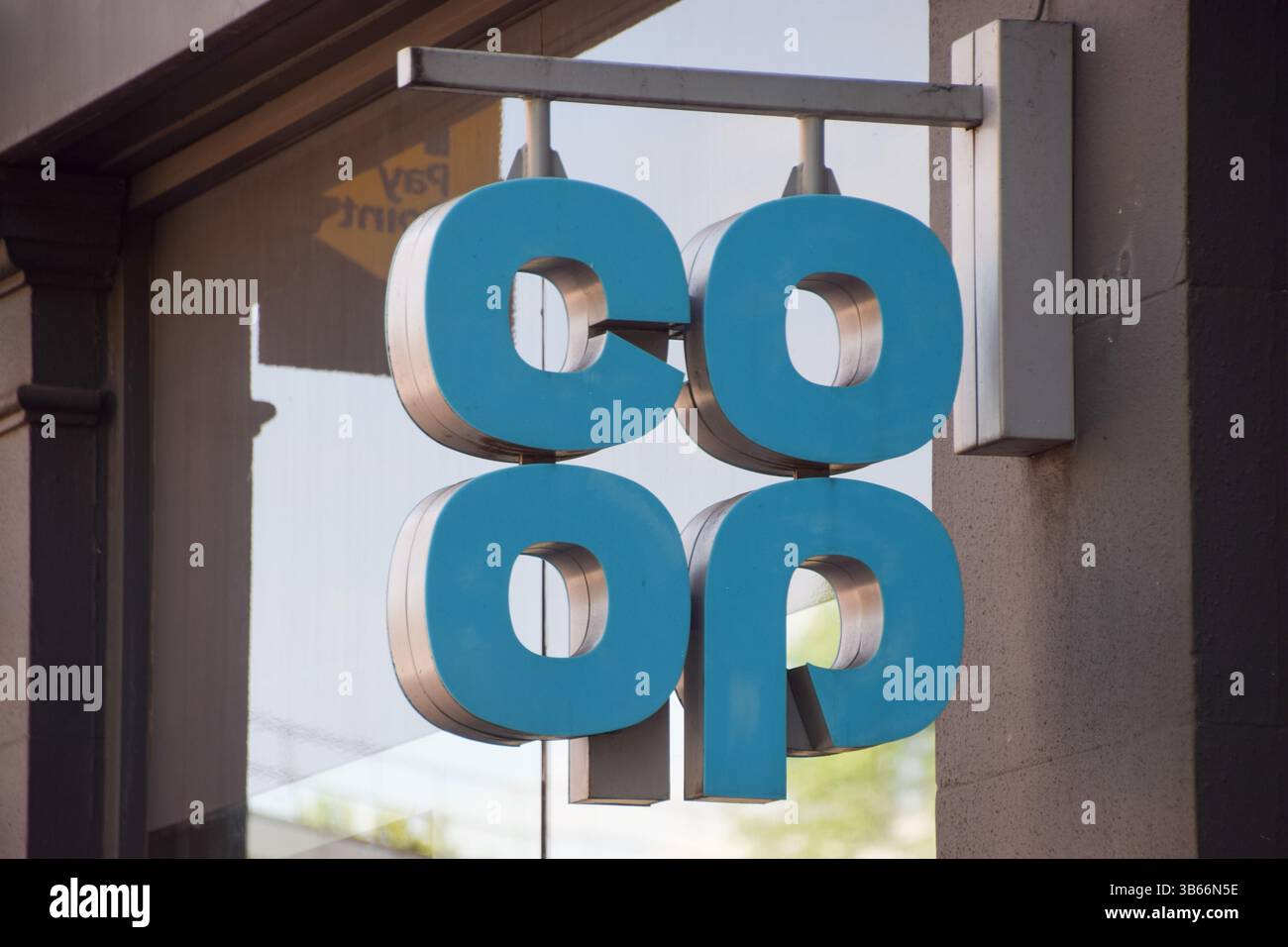 London, Großbritannien. Mai 2025. Allgemeine Ansicht des Logos in einem Co-op-Supermarkt in Zentral-London, da die Gruppe sagt, dass Hacker Daten für eine große Anzahl ihrer Kunden extrahiert haben. Dies ist auf die jüngsten Cyberangriffe auf Marks und Spencer sowie auf Harrods zurückzuführen. Quelle: Vuk Valcic/Alamy Live News Stockfoto