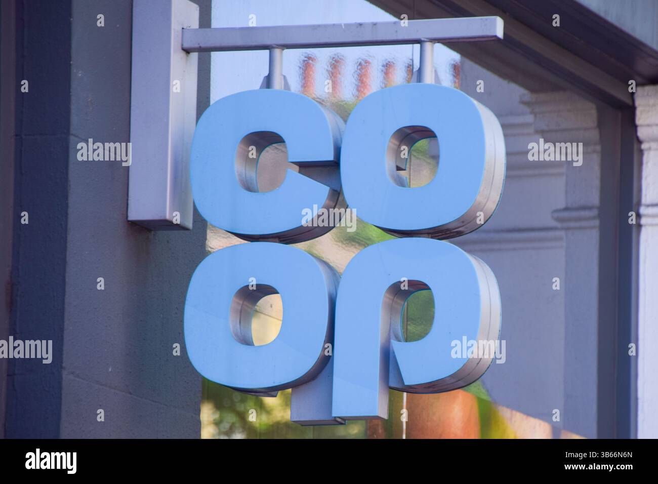 London, Großbritannien. Mai 2025. Allgemeine Ansicht des Logos in einem Co-op-Supermarkt in Zentral-London, da die Gruppe sagt, dass Hacker Daten für eine große Anzahl ihrer Kunden extrahiert haben. Dies ist auf die jüngsten Cyberangriffe auf Marks und Spencer sowie auf Harrods zurückzuführen. Quelle: Vuk Valcic/Alamy Live News Stockfoto