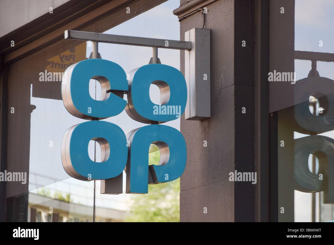 London, Großbritannien. Mai 2025. Allgemeine Ansicht des Logos in einem Co-op-Supermarkt in Zentral-London, da die Gruppe sagt, dass Hacker Daten für eine große Anzahl ihrer Kunden extrahiert haben. Dies ist auf die jüngsten Cyberangriffe auf Marks und Spencer sowie auf Harrods zurückzuführen. Quelle: Vuk Valcic/Alamy Live News Stockfoto