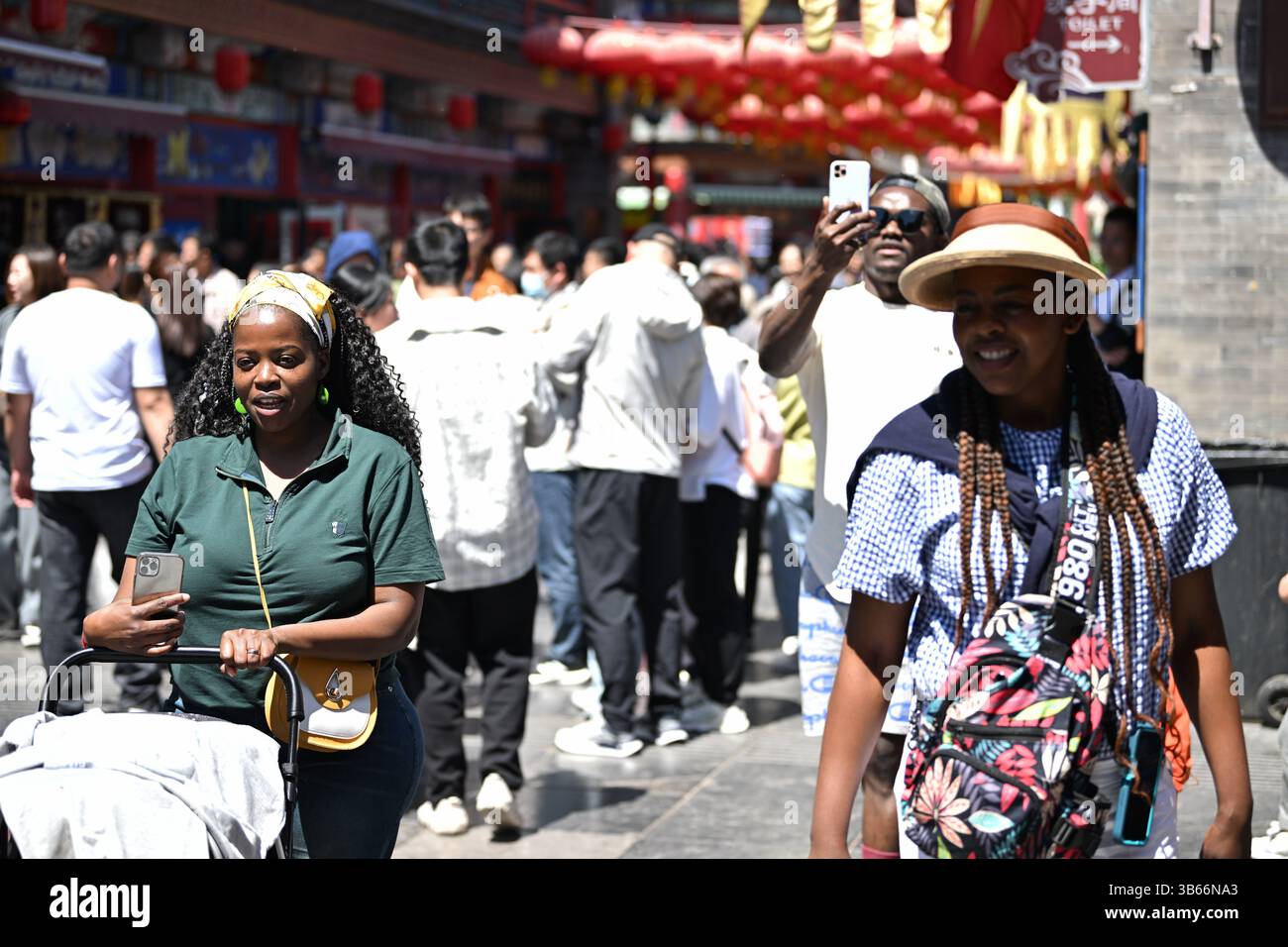 (250503) -- PEKING, 3. Mai 2025 (Xinhua) -- ausländische Touristen besuchen die antike Kulturstraße Tianjin in Tianjin, Nordchina, 3. Mai 2025. China hat am 27. April ein neues Maßnahmenpaket zur weiteren Optimierung der Politik zur Erstattung der Abreisesteuer und zur Steigerung der Ausgaben für eingehende Reisen eingeführt. Zu den Maßnahmen, die vom Handelsministerium und fünf anderen Regierungsstellen angekündigt wurden, gehören die Senkung der Mindestbeschaffungsschwelle für Erstattungen, die Anhebung der Obergrenze für Barrückerstattungen, die Erweiterung des Netzes teilnehmender Geschäfte und die Erweiterung des Angebots an Produkten. Der neueste Schritt zur Optimierung des Stockfoto