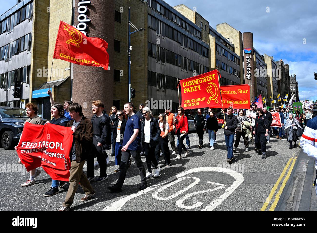 Edinburgh, Schottland, Großbritannien. Mai 2025. Der jährliche marsch am Edinburgh and Lothians May Day beginnt am Parliament Square auf der Royal Mile und marschiert dann die Royal Mile hinunter zum Pleasance, wo es eine Kundgebung, Musik und Stände gibt. Die kommunistische Partei hat Banner in der Freude. Quelle: Craig Brown/Alamy Live News Stockfoto