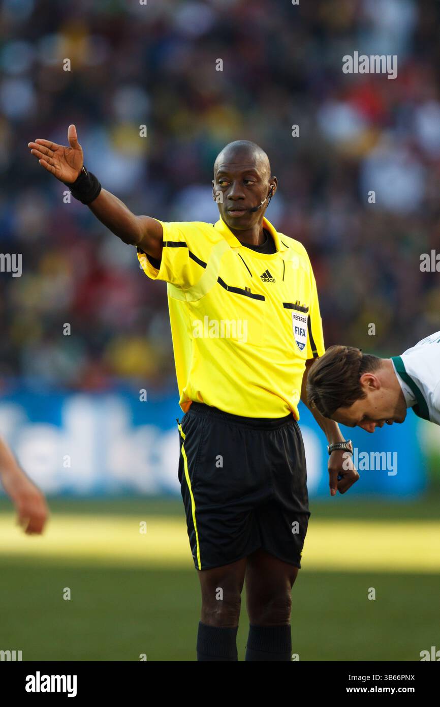 Schiedsrichter Koman Coulibaly pfeift ein Foul gegen die USA während eines Spiels der FIFA-Weltmeisterschaft Gruppe C zwischen Slowenien und den USA am 18. Juni 2010 im Ellis Park Stadium in Johannesburg, Südafrika. Nur redaktionelle Verwendung. Kein Push-to-Mobile-Einsatz. Kommerzielle Nutzung verboten. (Foto: Jonathan Paul Larsen / Diadem Images) Stockfoto