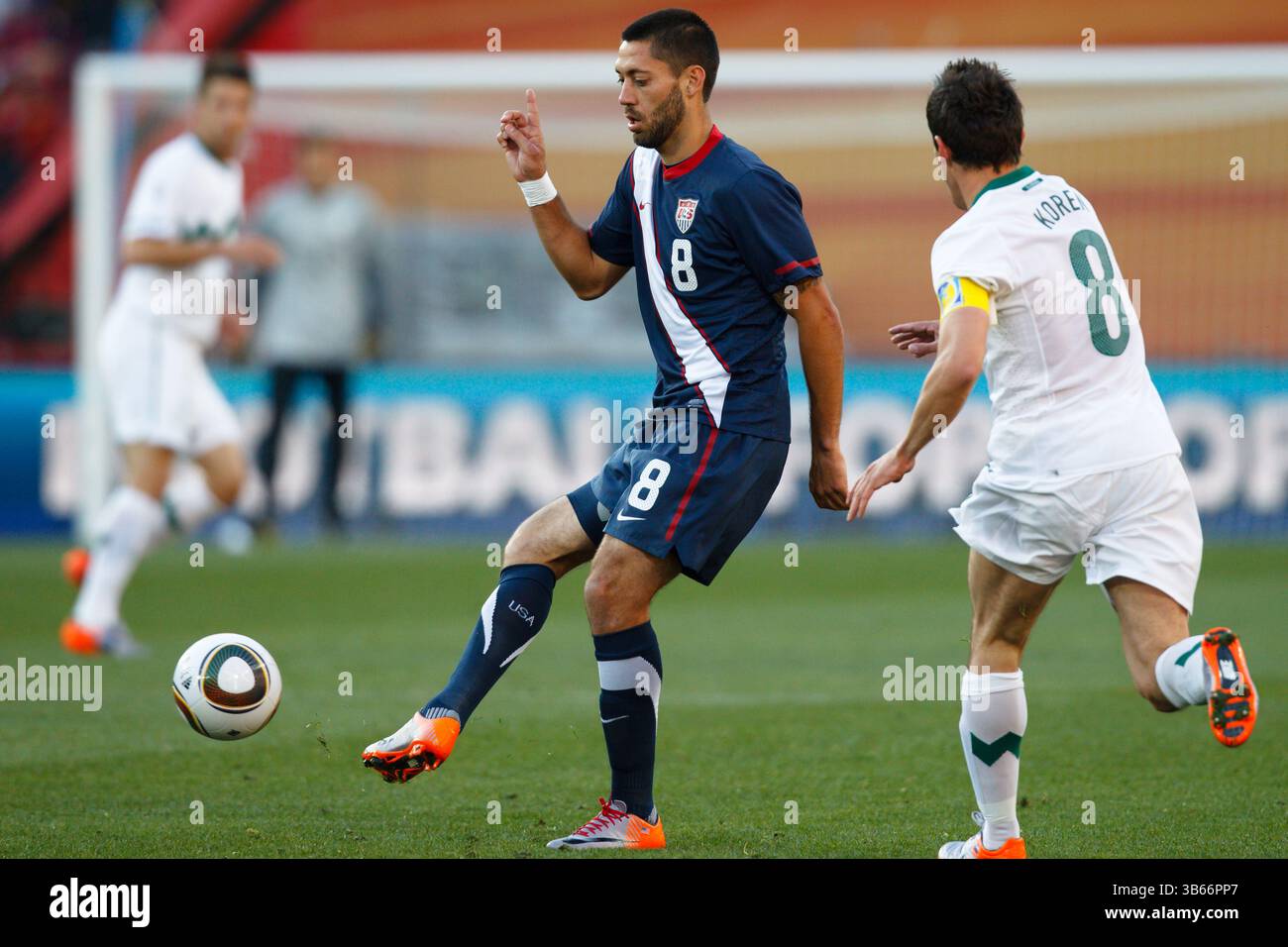 Clint Dempsey aus den Vereinigten Staaten (8) übergibt den Ball während eines Spiels der Gruppe C gegen Slowenien am 18. Juni 2010 im Ellis Park Stadium in Johannesburg, Südafrika. Nur redaktionelle Verwendung. Kein Push-to-Mobile-Einsatz. Kommerzielle Nutzung verboten. (Foto: Jonathan Paul Larsen / Diadem Images) Stockfoto