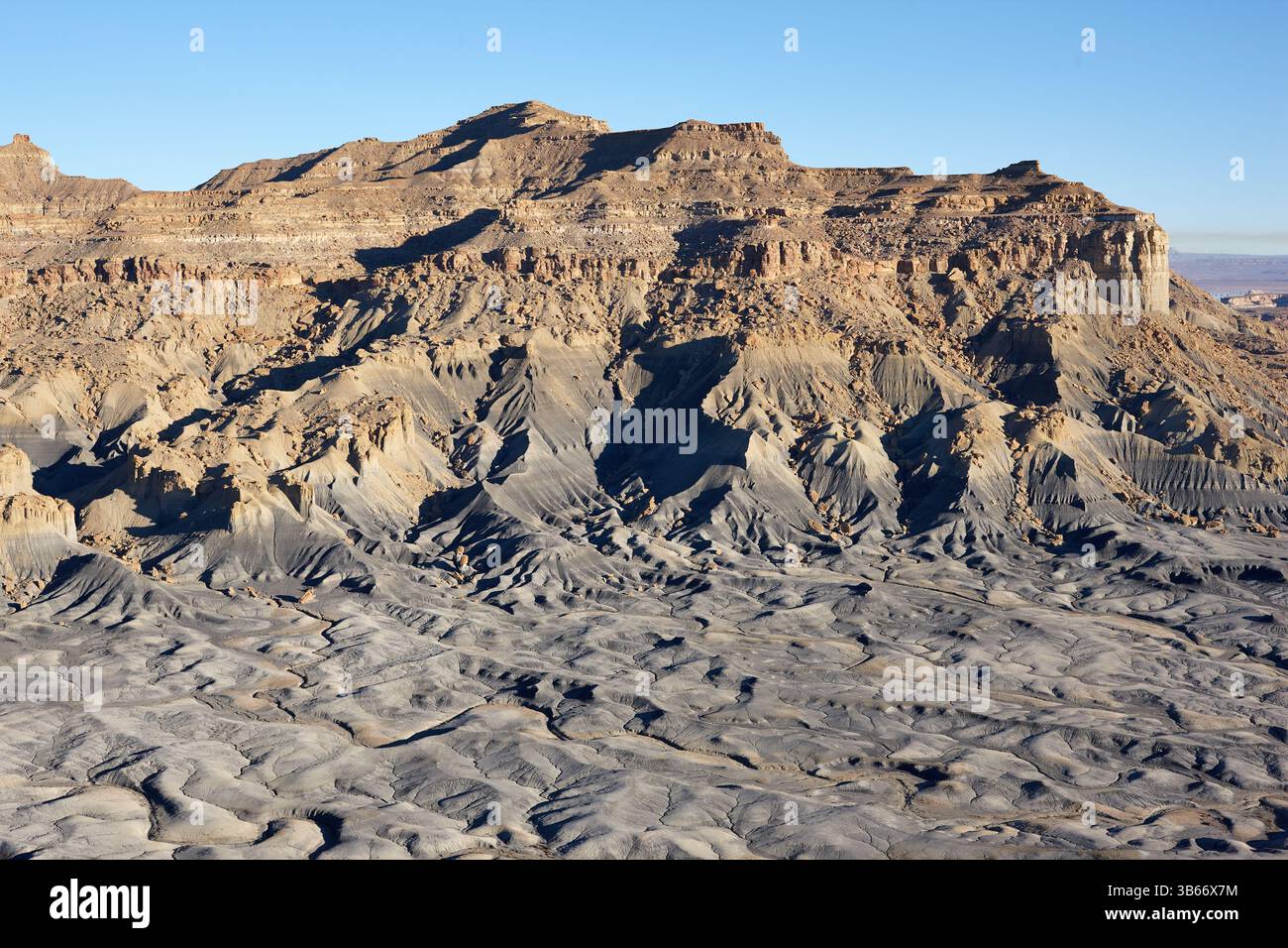 LUFTAUFNAHME. Wüstenlandschaft mit Steilhängen und Badlands. Big Water, Kane County, Utah, USA. Stockfoto