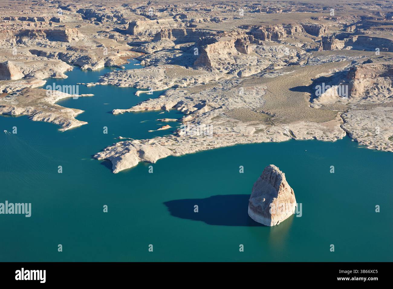 LUFTAUFNAHME. Lone Rock stromaufwärts der Wahweap Bay in Lake Powell. Kane County, Utah, USA. Stockfoto