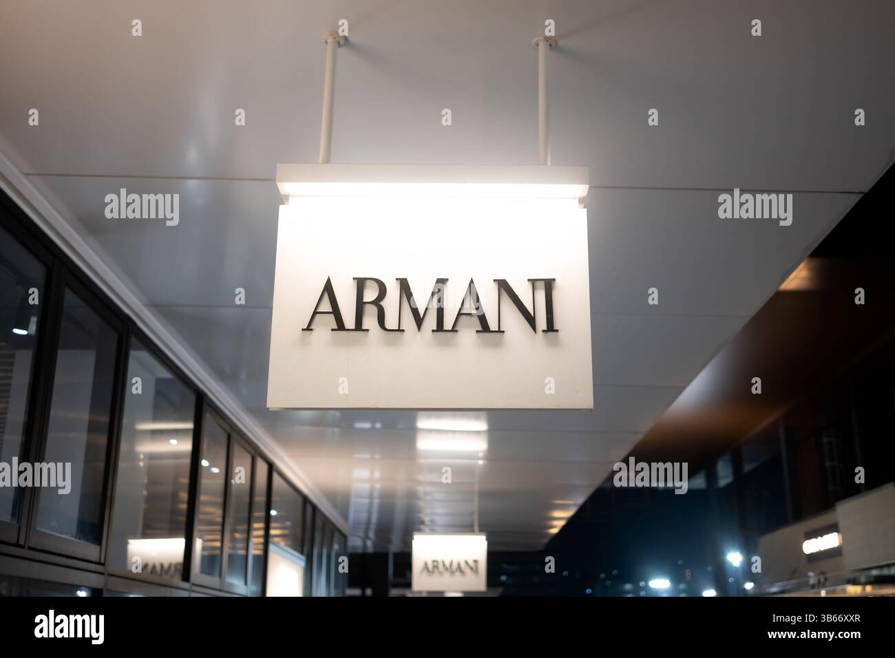 Logo-Banner des ARMANI Luxury Store in einem Outlet in Japan Stockfoto
