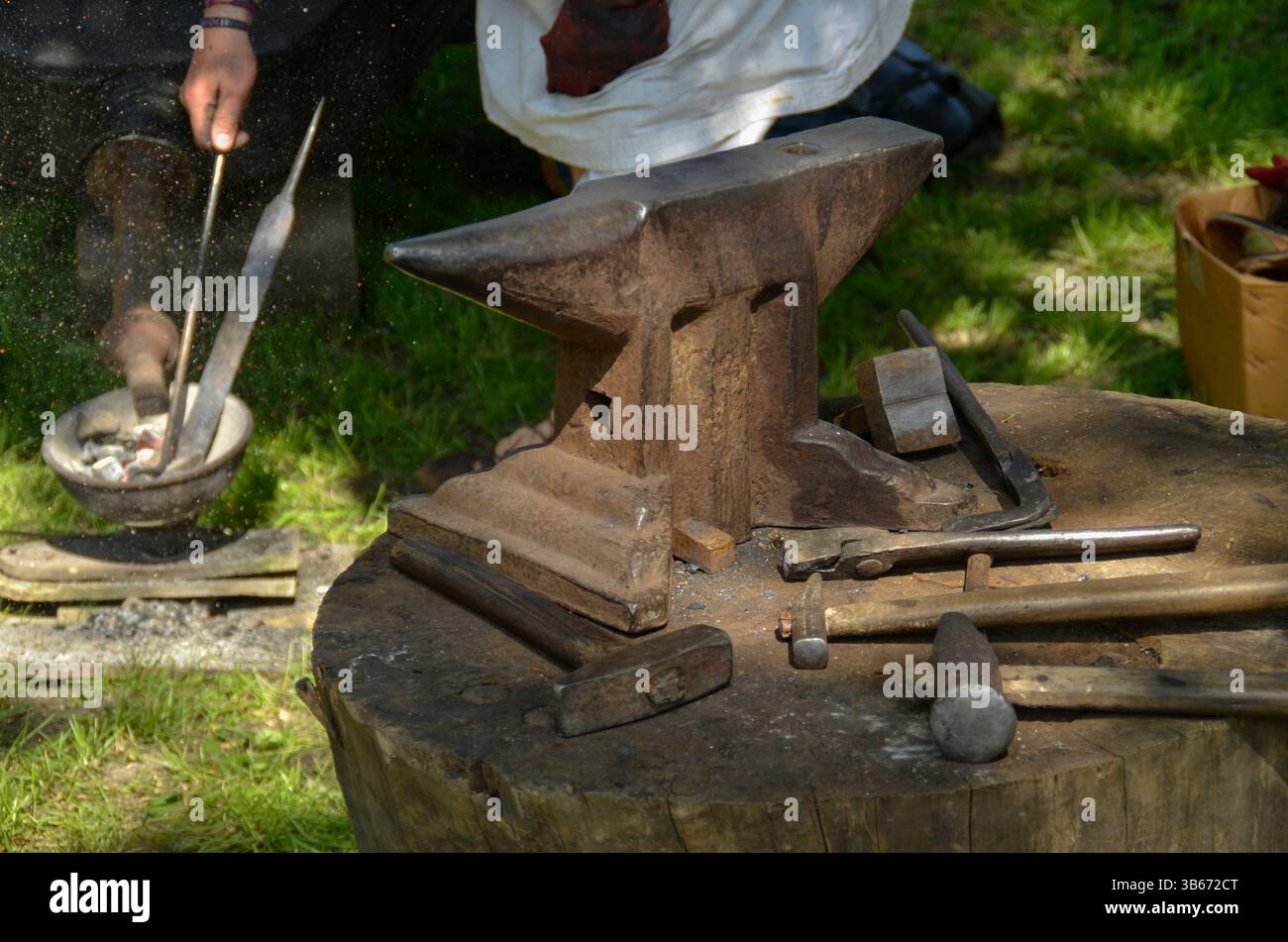 Alte Schmiedekunst historische Nachstellung, Eisenzeit, Funken heißes Eisen Stockfoto