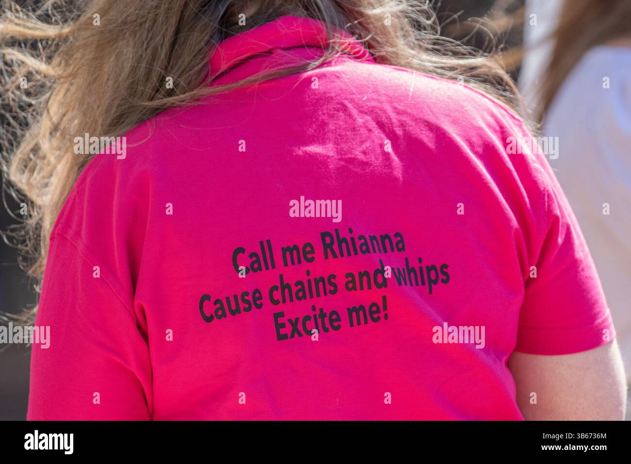 Blackpool Lancashire. 3. Mai 2025 Teenager mit trendigen, lustigen T-Shirts, beleidigenden T-Shirts, unangemessenen Hemden und bunter Kleidung, mit unhöflichen Slogans und Text an der Strandpromenade. NFYFC Annual Convention in Blackpool: Mehr als 5000 Bauern aus ganz England und Wales treffen sich zusammen, um Teil einer der größten ländlichen Jugendveranstaltungen zu feiern. Quelle: MediaWorldImages/AlamyLiveNews Stockfoto