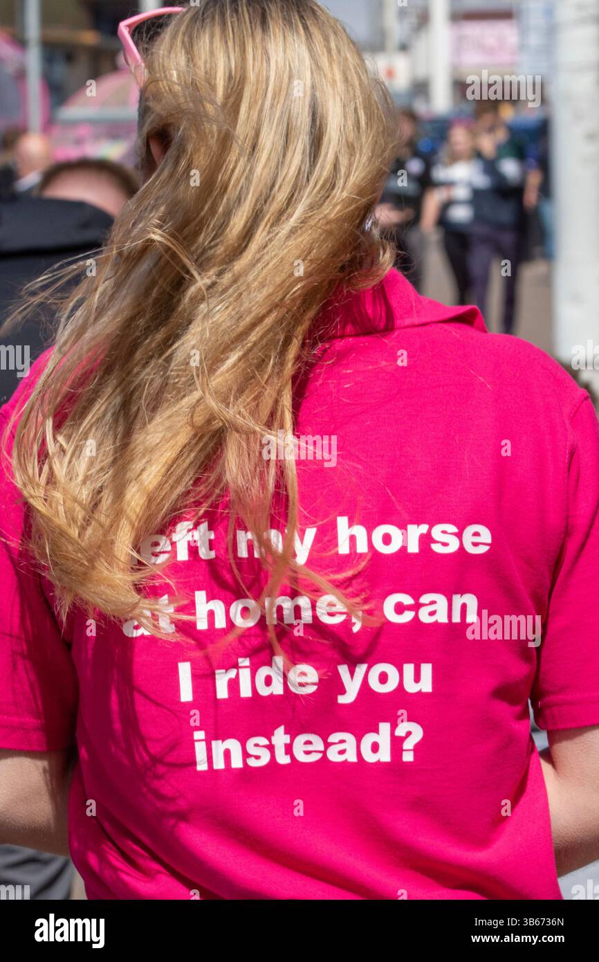 Blackpool Lancashire. 3. Mai 2025 Teenager mit trendigen, lustigen T-Shirts, beleidigenden T-Shirts, unangemessenen Hemden und bunter Kleidung, mit unhöflichen Slogans und Text an der Strandpromenade. NFYFC Annual Convention in Blackpool: Mehr als 5000 Bauern aus ganz England und Wales treffen sich zusammen, um Teil einer der größten ländlichen Jugendveranstaltungen zu feiern. Quelle: MediaWorldImages/AlamyLiveNews Stockfoto
