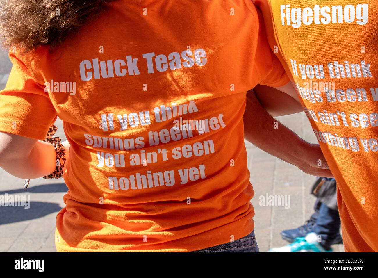 Blackpool Lancashire. 3. Mai 2025 Teenager mit trendigen, lustigen T-Shirts, beleidigenden T-Shirts, unangemessenen Hemden und bunter Kleidung, mit unhöflichen Slogans und Text an der Strandpromenade. NFYFC Annual Convention in Blackpool: Mehr als 5000 Bauern aus ganz England und Wales treffen sich zusammen, um Teil einer der größten ländlichen Jugendveranstaltungen zu feiern. Quelle: MediaWorldImages/AlamyLiveNews Stockfoto