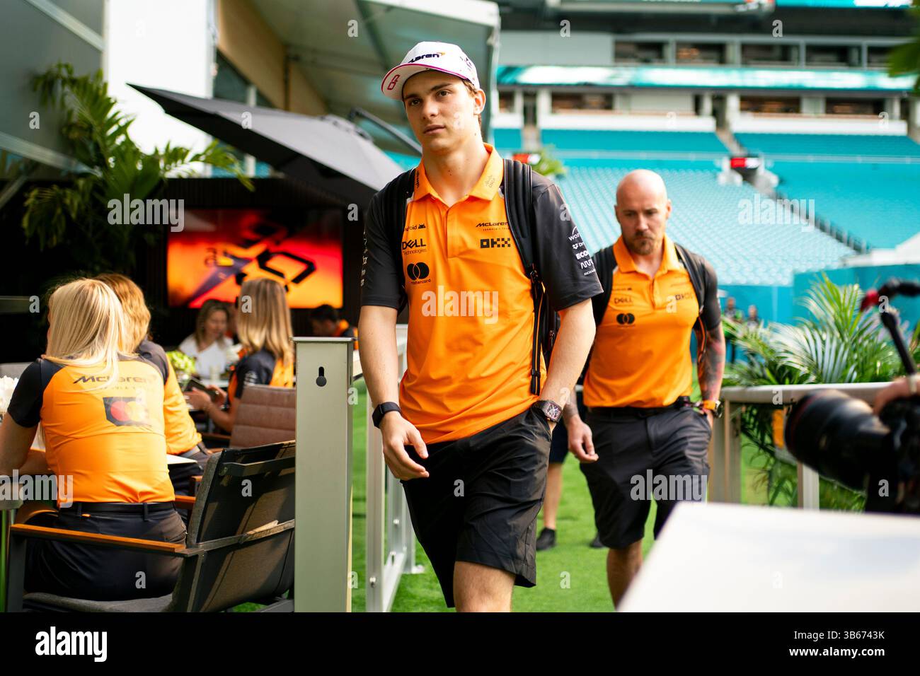 Miami Gardens, Usa. Mai 2025. Der australische Formel-1-Pilot Oscar Piastri vom McLaren F1 Team kommt am Samstag, den 3. Mai 2025, während des Formel-1-Miami Grand Prix im Miami International Autodrome in Miami Gardens, Florida. Foto: Greg Nash/UPI Credit: UPI/Alamy Live News Stockfoto