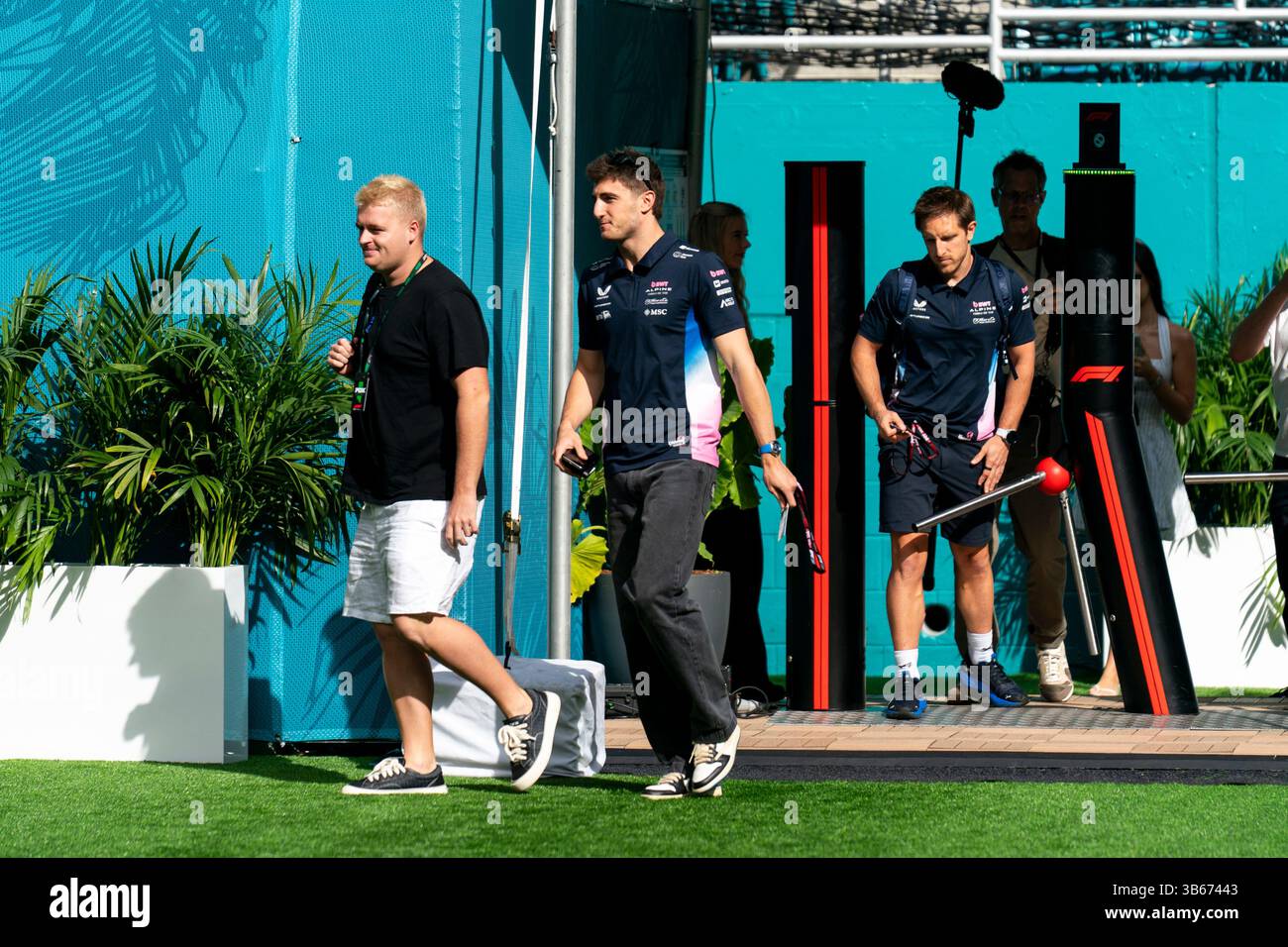 Miami Gardens, Usa. Mai 2025. Der australische Formel-1-Pilot Jack Doohan vom Alpine F1-Team kommt am Samstag, den 3. Mai 2025, während des Formel-1-Miami Grand Prix im Miami International Autodrome in Miami Gardens, Florida, an. Foto: Greg Nash/UPI Credit: UPI/Alamy Live News Stockfoto