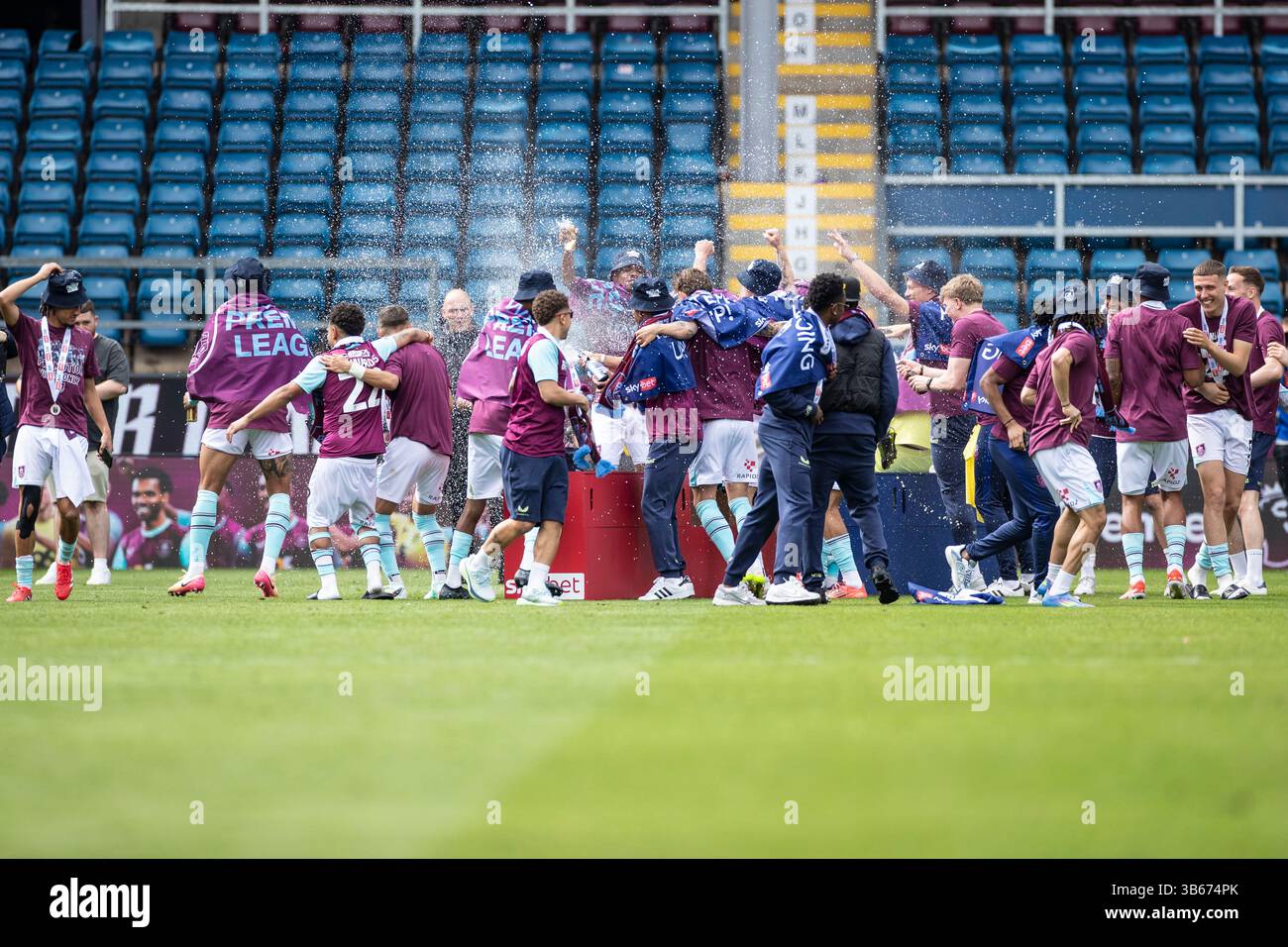 Burnley Players feierten den Aufstieg in die Premiere League während des Sky Bet Championship Matches zwischen Burnley und Millwall am Samstag, den 3. Mai 2025 in Turf Moor, Burnley. (Foto: Mike Morese | MI News) Credit: MI News & Sport /Alamy Live News Stockfoto