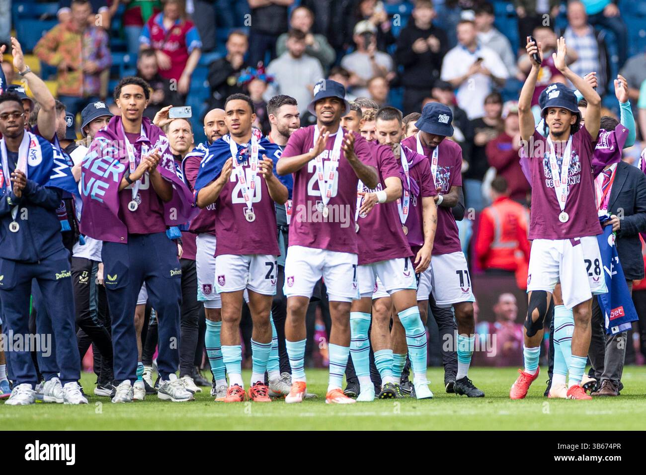 Burnley Players feierten den Aufstieg in die Premiere League während des Sky Bet Championship Matches zwischen Burnley und Millwall am Samstag, den 3. Mai 2025 in Turf Moor, Burnley. (Foto: Mike Morese | MI News) Credit: MI News & Sport /Alamy Live News Stockfoto