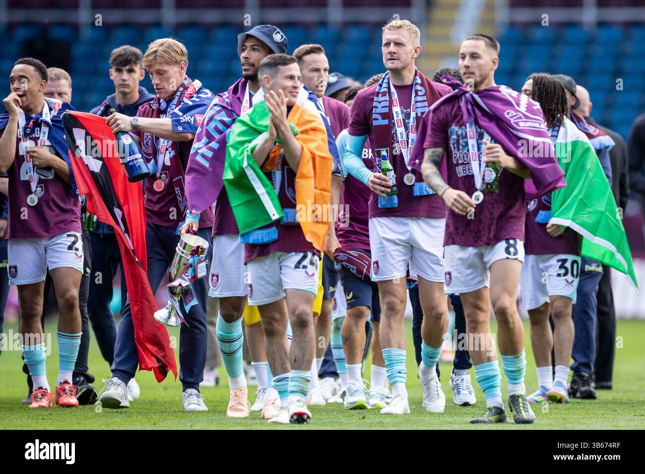 Burnley Players feierten den Aufstieg in die Premiere League während des Sky Bet Championship Matches zwischen Burnley und Millwall am Samstag, den 3. Mai 2025 in Turf Moor, Burnley. (Foto: Mike Morese | MI News) Credit: MI News & Sport /Alamy Live News Stockfoto