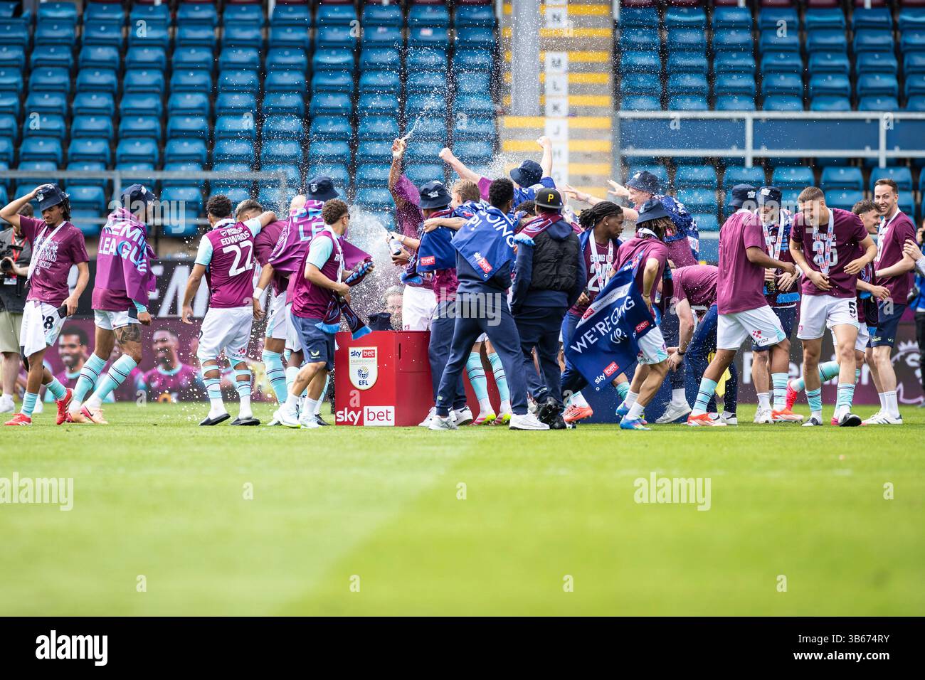 Burnley Players feierten den Aufstieg in die Premiere League während des Sky Bet Championship Matches zwischen Burnley und Millwall am Samstag, den 3. Mai 2025 in Turf Moor, Burnley. (Foto: Mike Morese | MI News) Credit: MI News & Sport /Alamy Live News Stockfoto
