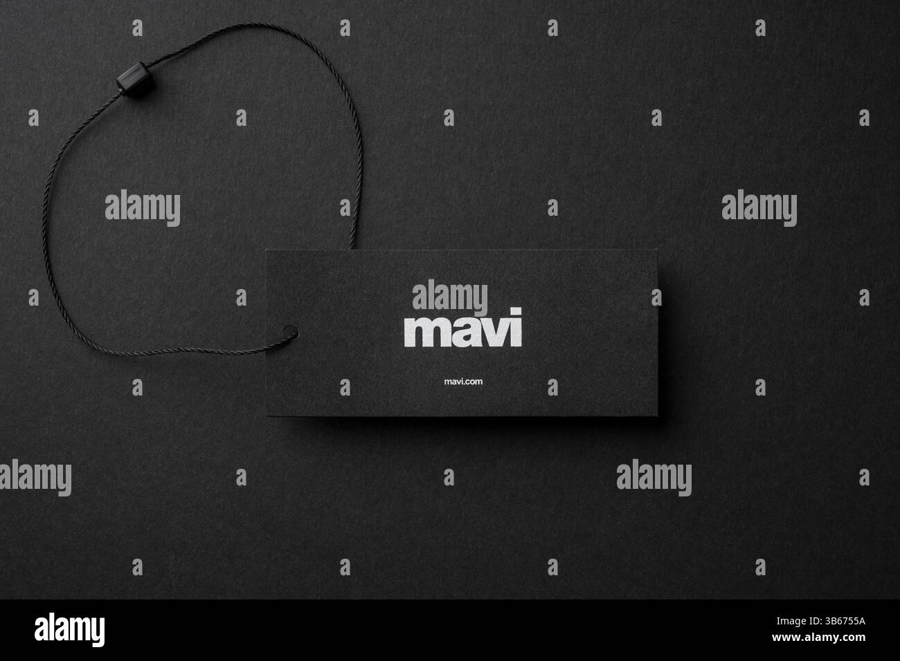 Antalya, Türkei - 2. Mai 2025: Minimales schwarzes Produktetikett mit weißem Mavi-Logo auf dunklem texturiertem Hintergrund Stockfoto