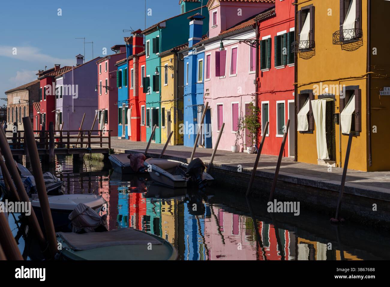 Farbenfrohe Häuser schmücken die Inselkanäle in Burano, Italien Stockfoto