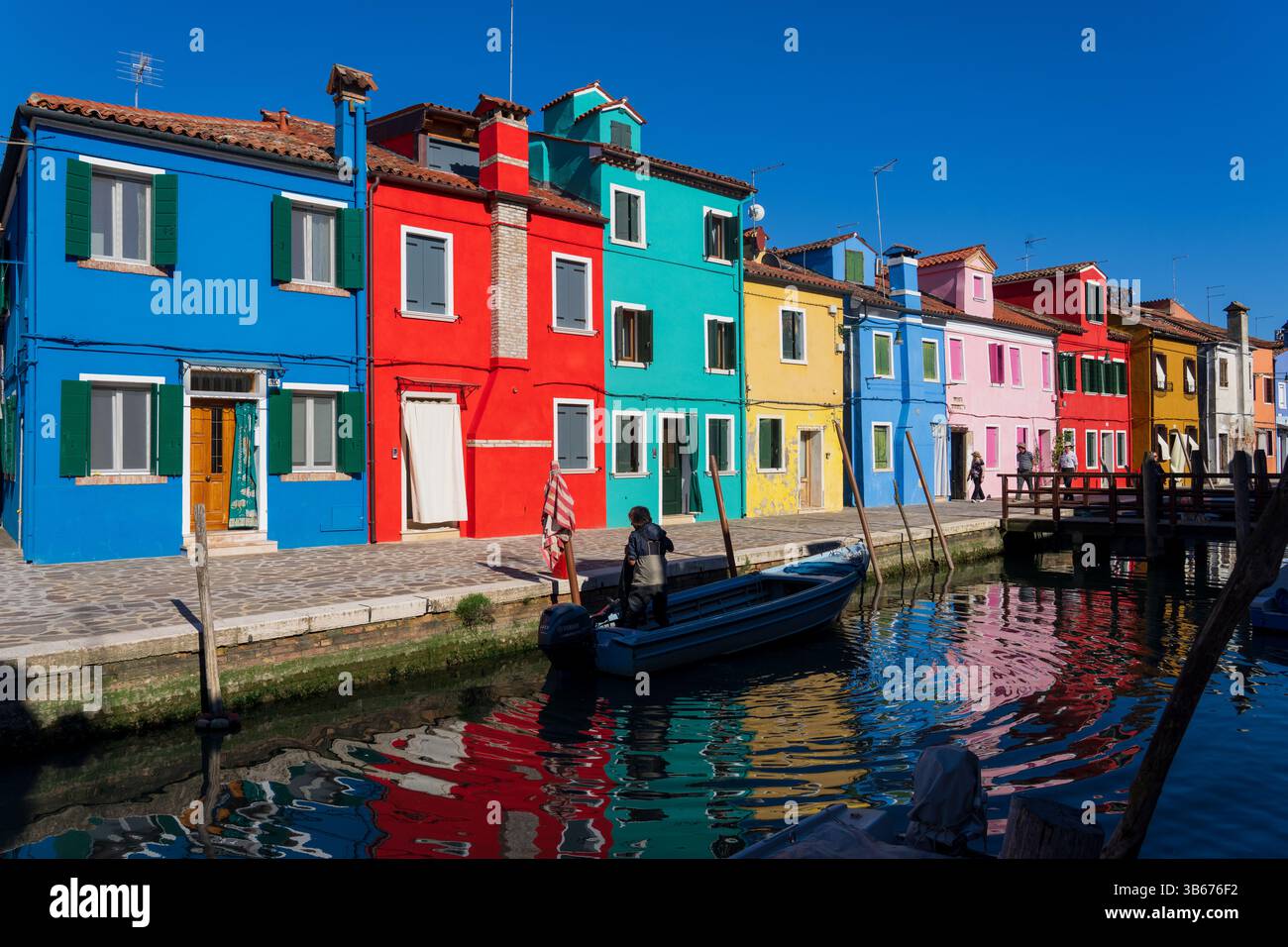 Farbenfrohe Häuser schmücken die Inselkanäle in Burano, Italien Stockfoto