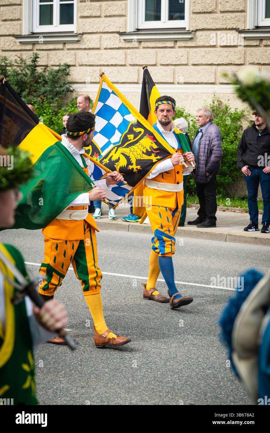 Fahnenträger in mittelalterlichen Kostümen beim Georgiritt in Traunstein am Ostermontag in Bayern Stockfoto
