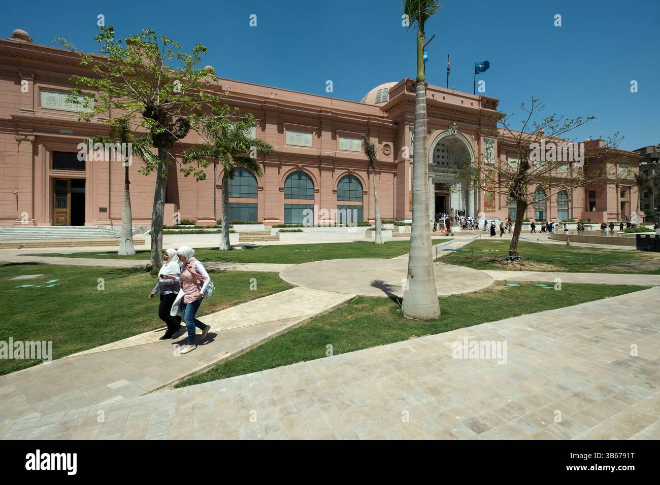 Touristen gehen vor dem Haupteingang des ägyptischen Museums in Kairo, Ägypten Stockfoto