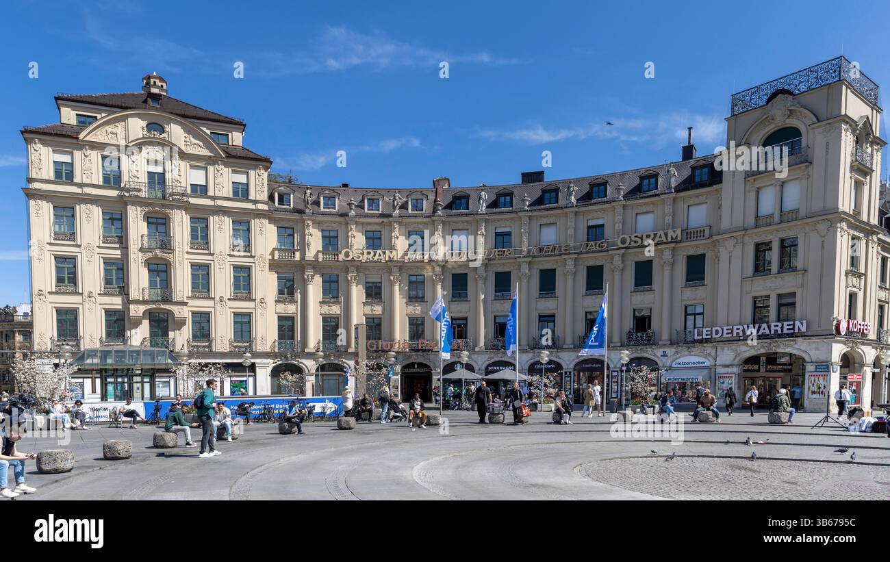 Karlplatz in München an einem hellen Frühlingswochenende Stockfoto