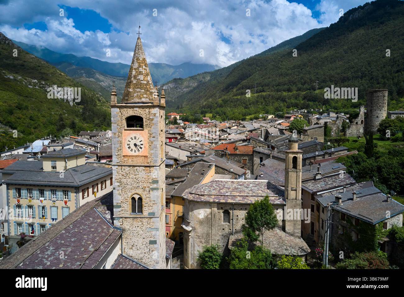 Frankreich, Alpes-Maritimes, Roya-Tal, mittelalterliches Dorf La Brigue mit Stiftskirche Saint Martin Stockfoto