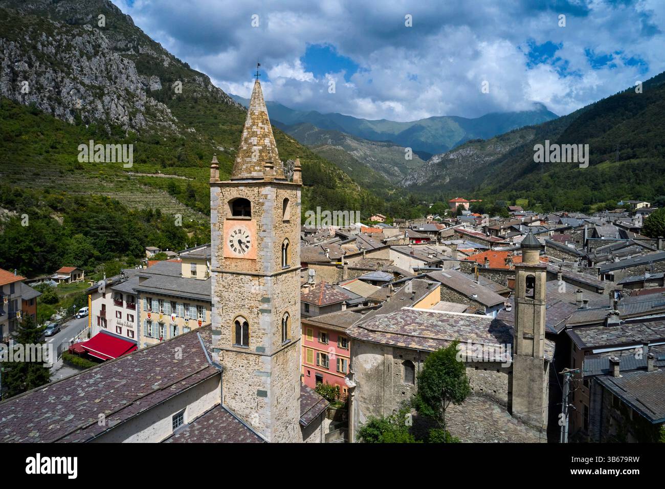 Frankreich, Alpes-Maritimes, Roya-Tal, mittelalterliches Dorf La Brigue mit Stiftskirche Saint Martin Stockfoto