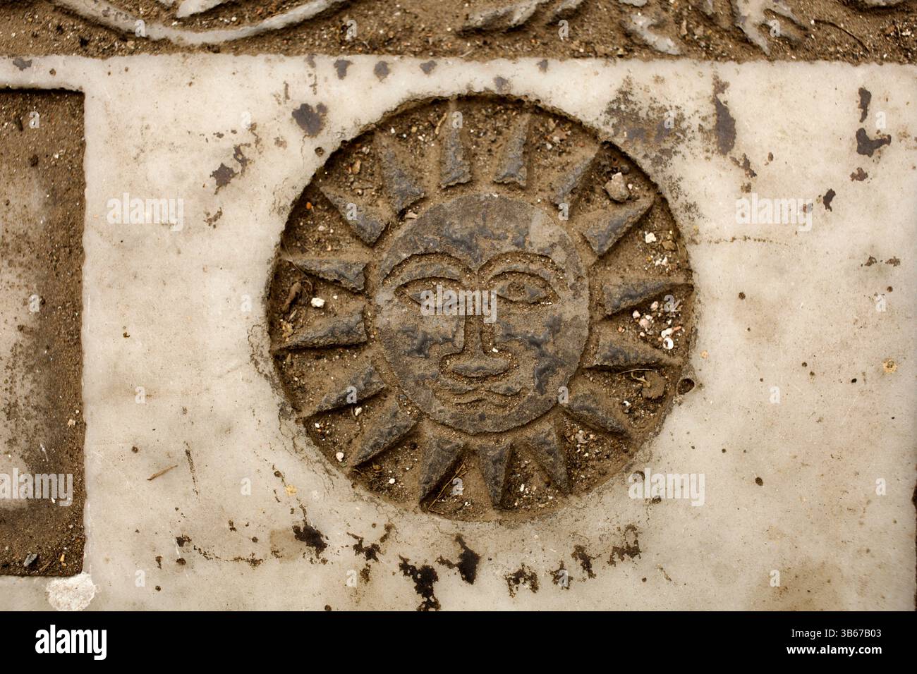 Sonnenemblem in ein armenisches Grab aus weißem Stein im alten Dhaka-Viertel Armanitola. Stockfoto