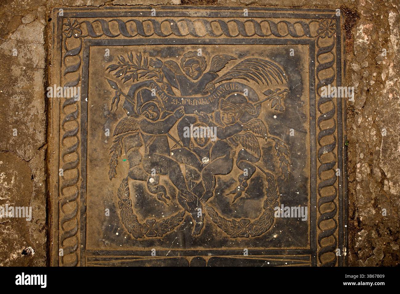 Armenisch beschriftete schwarze Steingrabplatte mit Engelsfiguren in der Armenischen Kirche in Armanitola, Old Dhaka, zum Gedenken an die frühen armenischen Siedler. Stockfoto