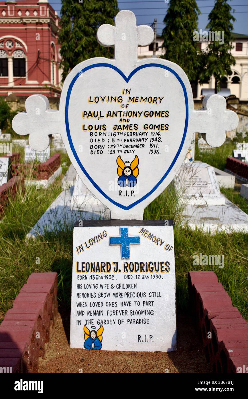 Katholische Grabsteine mit portugiesischen Nachnamen auf einem Friedhof von Chittagong, die das christliche Erbe der Region aus dem 16. Jahrhundert widerspiegeln. Stockfoto
