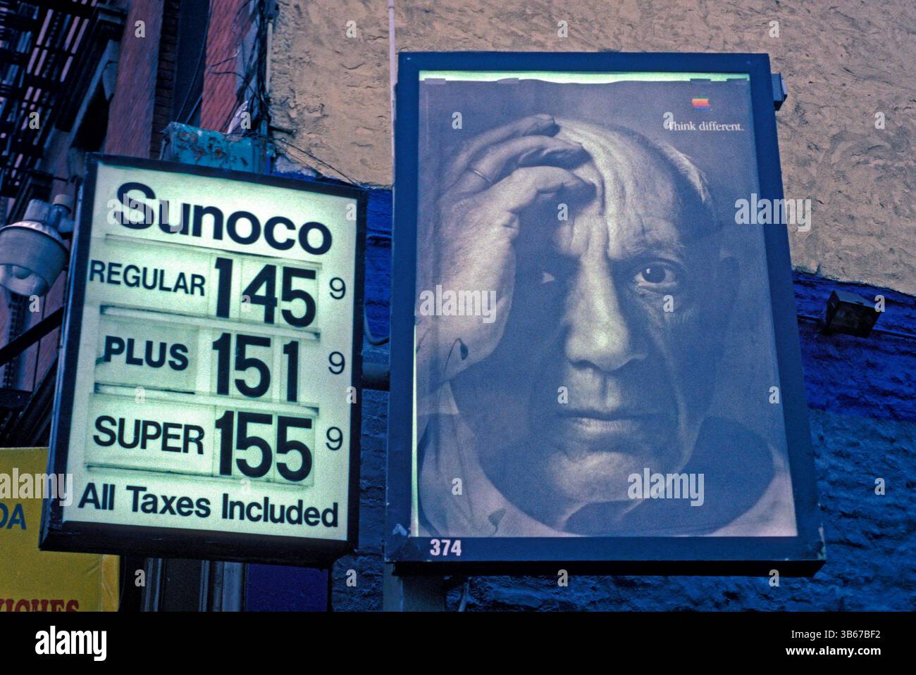 Apple-Werbung aus den späten 1990er Jahren neben dem Preisschild für Tankstellen. Stockfoto
