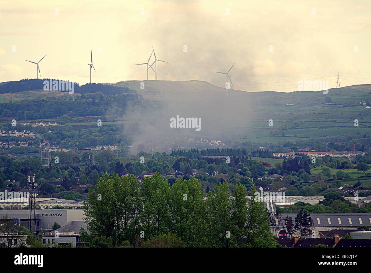 Glasgow, Schottland, Großbritannien. Mai 2025. Massive Rauchwolke in der Nähe von barrhead. Credit Gerard Ferry /Alamy Live News Stockfoto