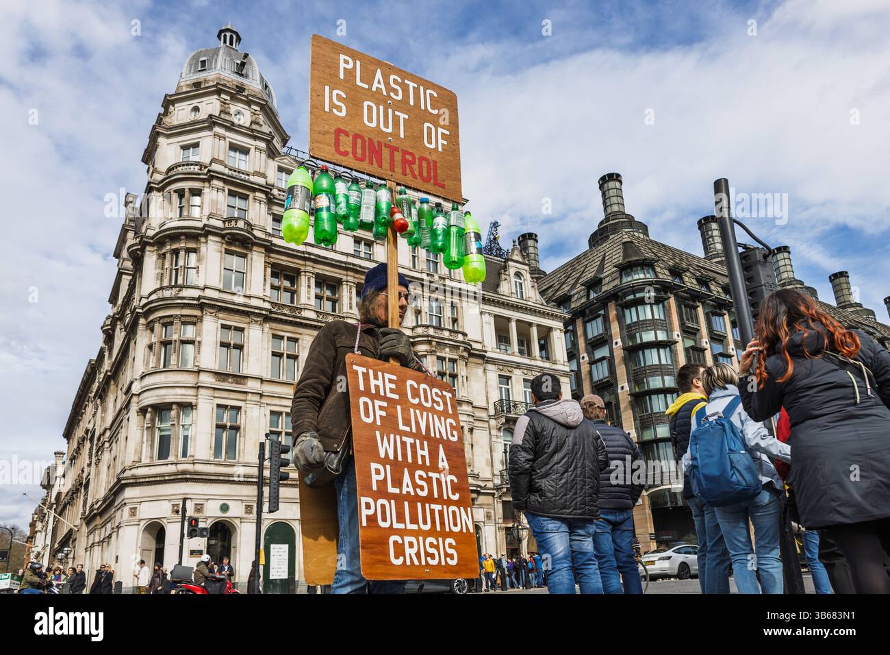 Plastikverschmutzungsaktivist mit Protestzeichen. London, UK, 16. März 2024 Stockfoto