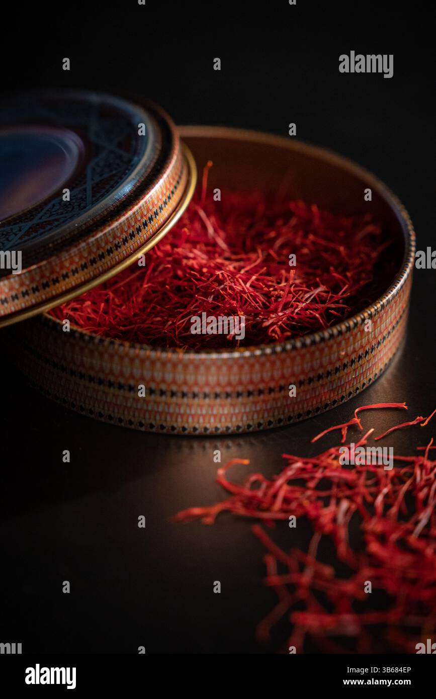 Offene Dose für Premium-Safranfäden Stockfoto