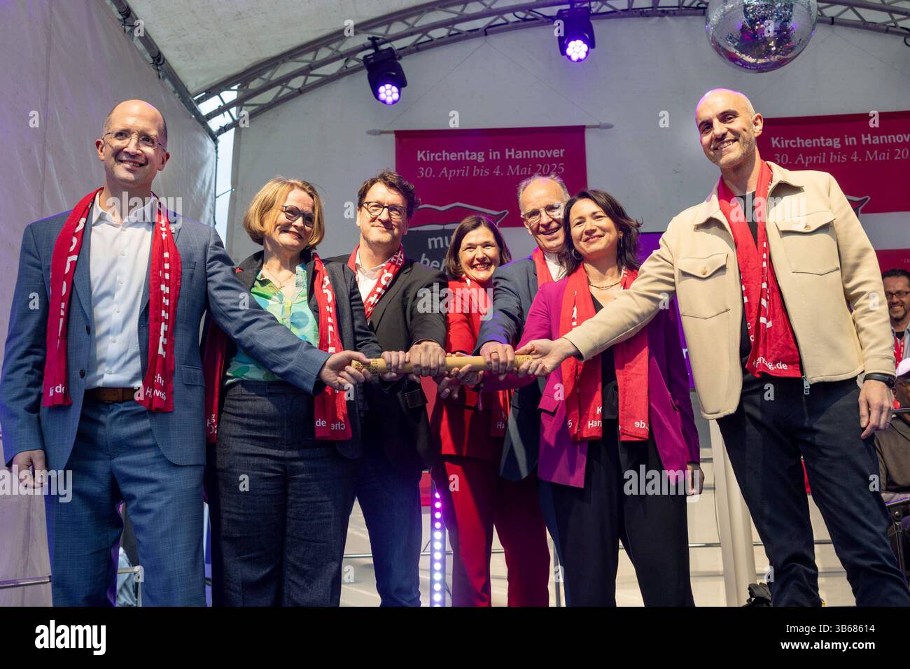 Nach Hannover kommt Düsseldorf: Vor dem Abschluss des evangelischen Kirchentags hat der hannoversche Bischof Ralf Meister re.v.re. Symbolisch den Staffelstab an die Evangelische Kirche im Rheinland uebergeben. Thorsten Latzel li. nahm den Ahornstab mit dem Kirchentagskreuz am Samstagabend 03.05.2025 auf der Buehne am Platz der Weltausstellung in der Innenstadt Hannovers entgegen. Foto v.li..: Latzel die Duesseldorfer Büergermeisterin Klaudia Zepuntke SPD Torsten Zugehoer Zugehör Kristin Jahn, Generalsekretaerin dess Kirchentags Meister Anja Siegesmund, Praesidentin Deut Stockfoto
