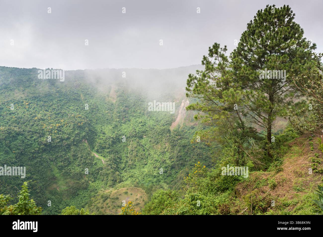 Blick nach unten in den Boqueron-Krater des Vulkans San Salvador mit dem Boqueroncito-Schlackenkegel unten sichtbar. El Salvador Stockfoto
